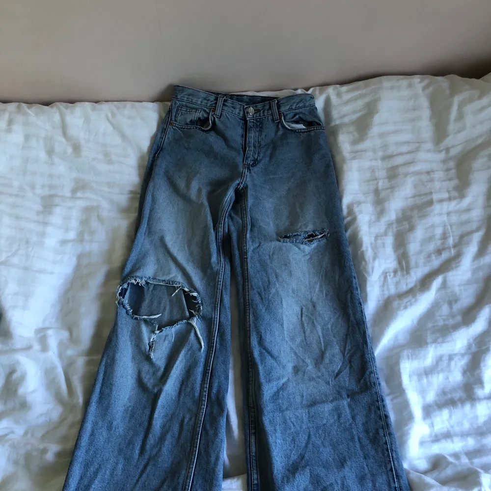 Ett par jätte fina ljusblå vida jeans från Monki! Tyvärr  för korta för mig som har väldigt långa ben!💓. Jeans & Byxor.