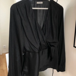 Skimmrig omlottblus, använd en gång  - Använd en gång, skimmrig omlott 