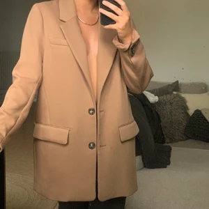 Beige kavaj - Tjockre beige kavaj från H&M i fint skick, använd en gång