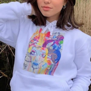 The cool elephant - Hoodie som jag tröttnat på,helt okej skick har några fläckar,🤠