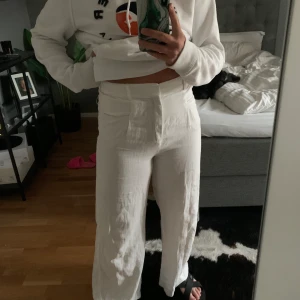Linnebyxor  - Säljer mina superfina högmidjade linnebyxor, i storlek S från Zara. Köpta förra sommaren, men är i superfint skick! Priset är inkl frakt