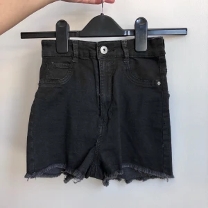 Högmidjade shorts - Ett par tajta korta högmidjade shorts från Bershka. Storlek S men ganska små i storleken. Frakt på 44kr tillkommer om de ska skickas!