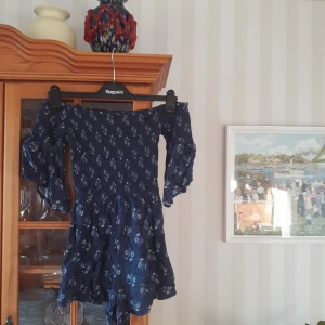 Romper - Gullig romper från hollister. Den här axelband med ena har gått av. Det funkar att använda utan