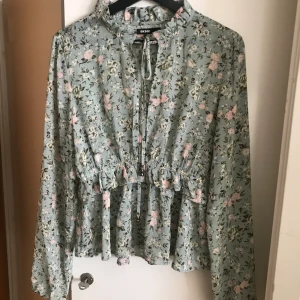 Somrig blus - Söt somrig blus från Bikbok, strl M men passar även S 