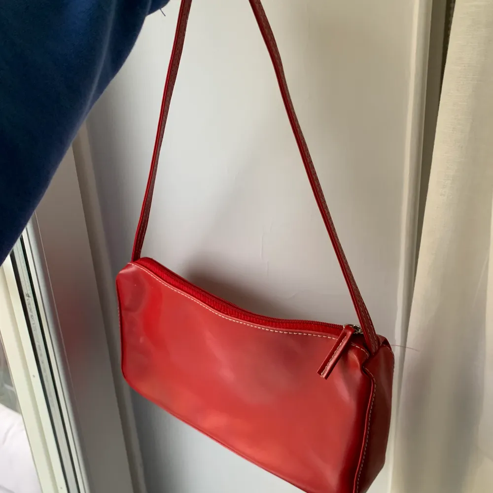 Supersnygg röd handväska i toppskick🥰 Perfekt storlek och har en innerficka med dragkedja, vad mer kan man önska sig? Frakt tillkommer på 60kr men kan även mötas upp i Stockholm😋💕. Väskor.