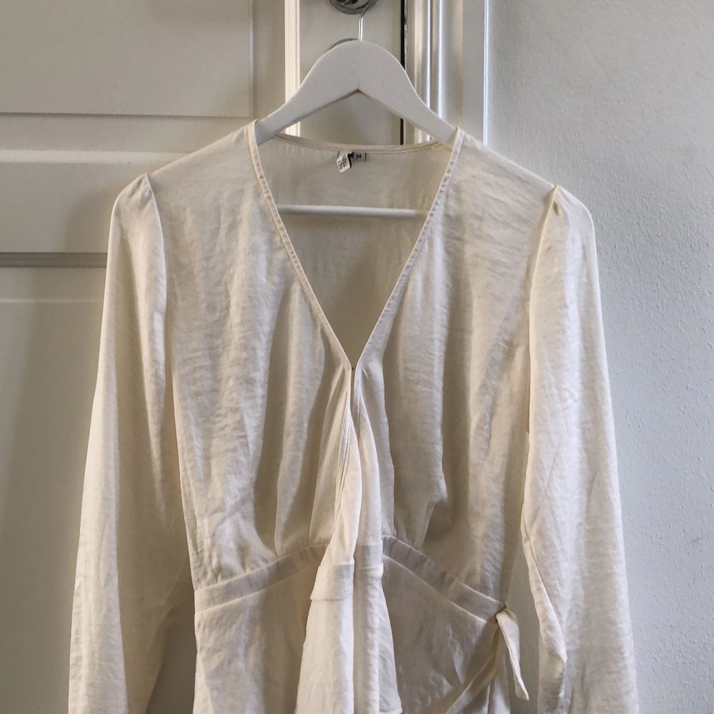 En fin blus som aldrig är använd utan bara provad. Säljes pga att den är för stor för mig. Säljer för 100kr plus frakt. Blusen ska vara creme färgad. ( ostryckt i bilden). Toppar.