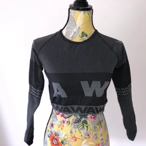 Cropped tröja  - Aldrig använd tröja från Alexander Wangs kollektion tillsammans med HM! Prislapp kvar. Tröjan är stretchig. 