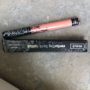 HELT nytt liquid lipstick - Säljer detta helt nya liquid lipsticket från Kat Von D! Helt oanvänt inte ens öppnat själva läppstiftet endast kartongen för att fota! Säljer pga råkade beställa 2! I färgen ”noble”. Nypris 245kr!