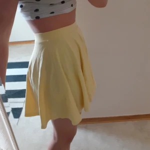 Skjol - Gul skjol från H&M.aldrig använt bara provat. I bra skick. Buda gärna
