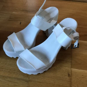 Vita höga klackar - Säljer mina vita klackar som jag använt en gång på balen! Klacken är relativt hög men enkel att gå i då den är väldigt tjock och inte helt platt på undersidan. Jag skickar gärna fler bilder, ex bilder från balen i dessa skor. Köparen står för frakt