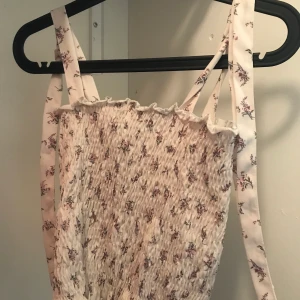 Linne med band - Oanvänd, bara testad. Prislappen sitter kvar.     [Frakt 35kr]