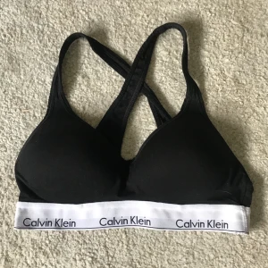 calvinklein sportbh - jättefint skick, endast använd ett fåtal gånger ☺️ är vadderad med lite pushup! 