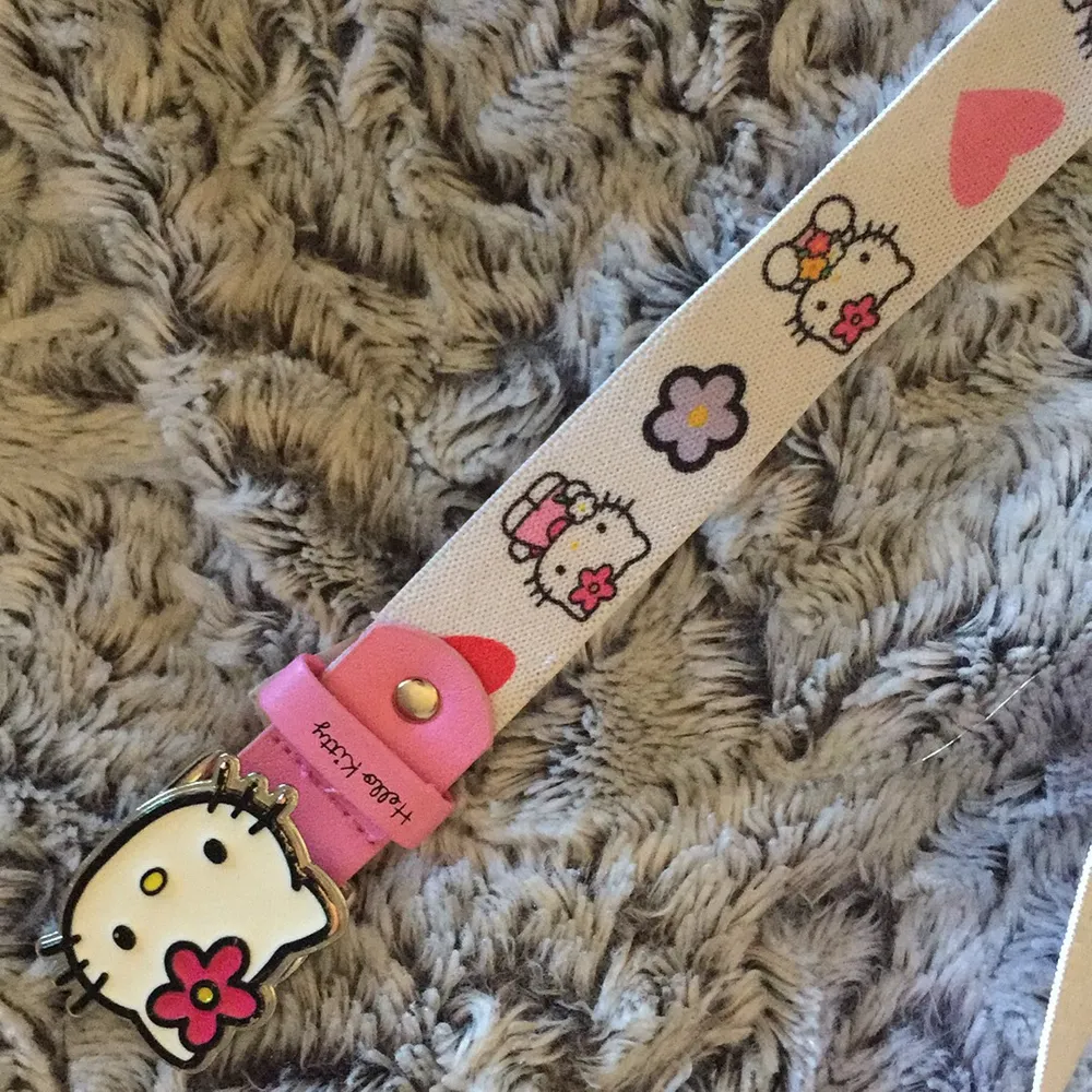 Jättefint hellokitty bälte som jag fundera på o sälja❤️ det är i jättefint skick utan skråmor ❤️. Accessoarer.