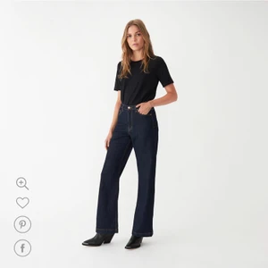 Carin Wester jeans Faiza jeansblå - Carin Westers Faiza jeans jeansblå. Använts en del men inte så mycket då de aldrig riktigt passade, storlek 36 men kanske snarare 38. OBS hade lite problem med att ta bilderna lol men är samma jeans som på bilden, kan även skicka fler bilder om det önskas