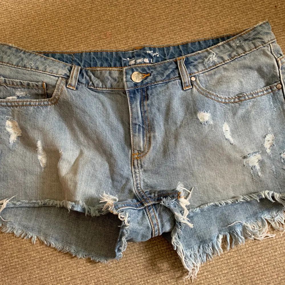Helt oanvända slitna jeansshorts från never denim. . Shorts.