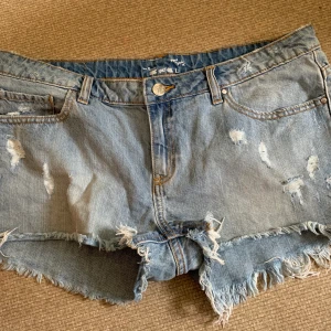 Jeans shorts - Helt oanvända slitna jeansshorts från never denim. 