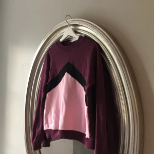 Tjocktröja från nakd - Tre färgad tjocktröja i övergångar, från na-kd.  Den har tjocka muddar i arm sluten med loggan broderad ovanför. Ryggen är mörklila. Använd en gång. Nypris tror 400