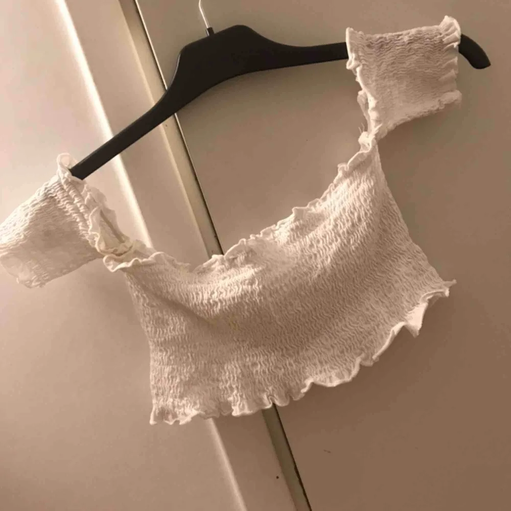 En fin offshoulder topp! Bra skick.  Köparen står för frakten 💕. Toppar.