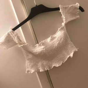 - En fin offshoulder topp! Bra skick.  Köparen står för frakten 💕