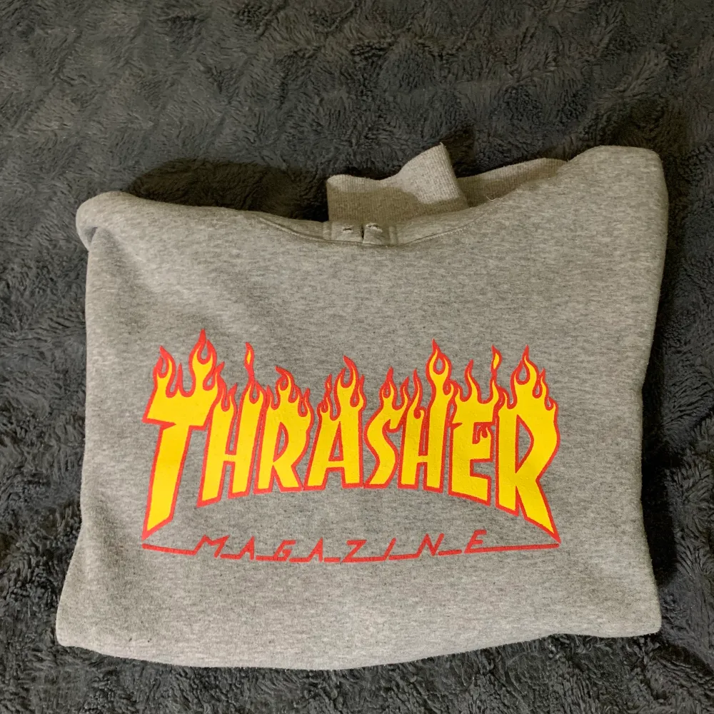 ”thrasher hoodie” Köpte denna i Thailand förra året, inte äkta. Frakten är inkluderad i priset!💓. Hoodies.