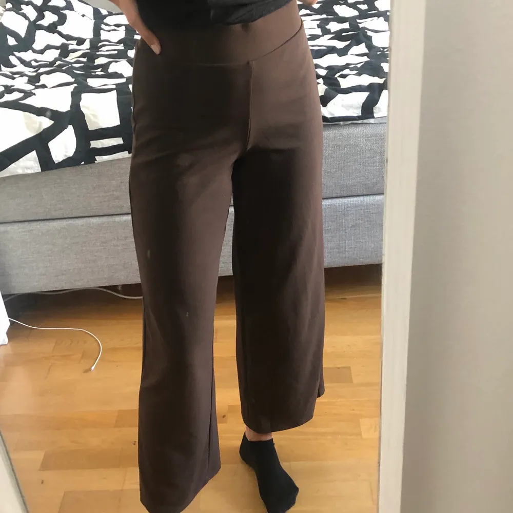 Sjukt snygga somriga utsålda bruna byxor från Gina jag aldrig använder. Jättebekväma och snygga, passar perfekt nu på sommaren! Jag (på bilden) är 173. (Köpare står för frakt!). Jeans & Byxor.