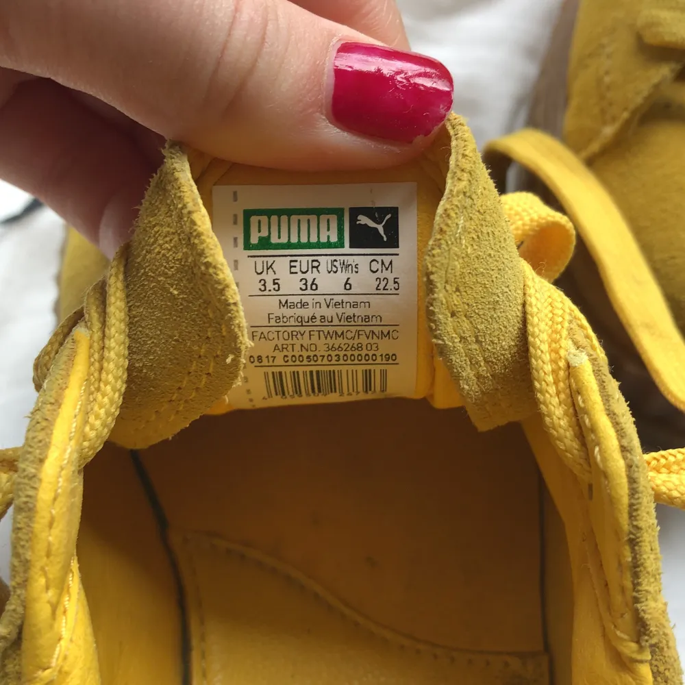 Superfina gula platform skor från puma. Jag har knappt använt dem trots nypriset 1400kr. Dessa bör inte ligga i min garderob och skräpa. De är väldigt sköna och domsaga väldigt lite använda därav är färgen fin och skicket bra. Samfrakta gärna :)💗. Skor.
