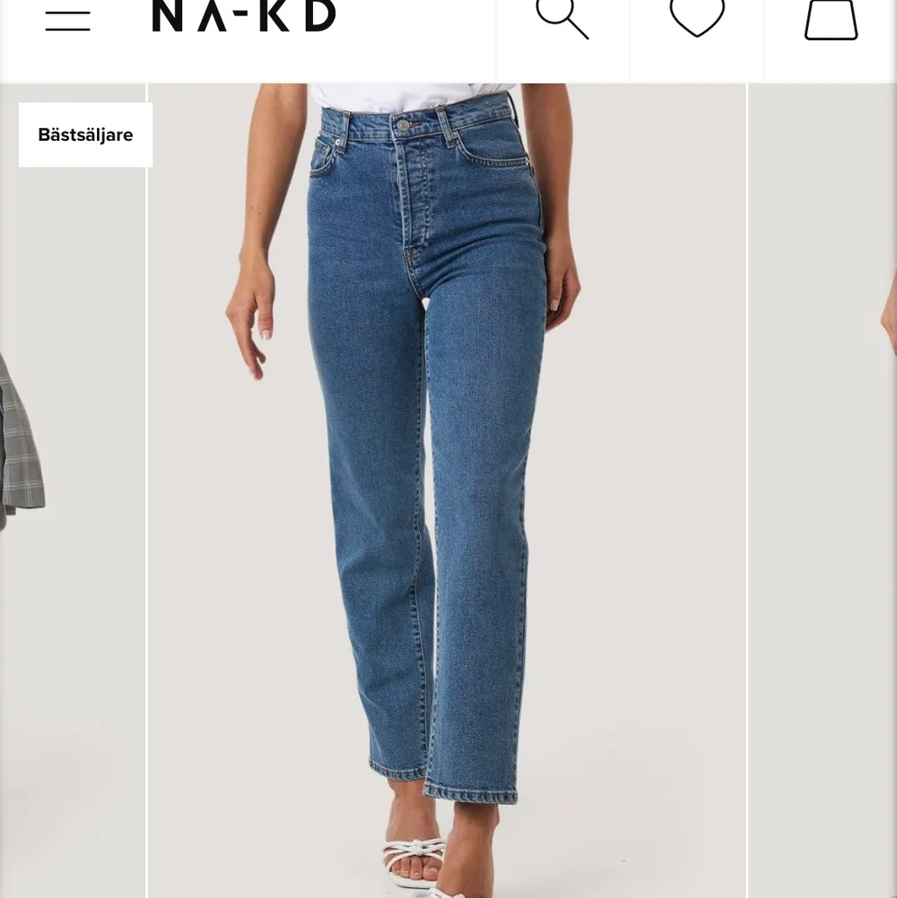 Säljer mina straight highwaste jeans från Na-kd! Anledningen är att dem blev lite för korta (är 1.81 m) och glömde bort att skicka tillbaka. Använd endast en gång! Sitter bra i midjan och i benen☀️ FRAKT 49. Jeans & Byxor.