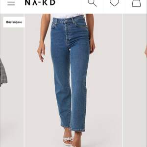 Säljer mina straight highwaste jeans från Na-kd! Anledningen är att dem blev lite för korta (är 1.81 m) och glömde bort att skicka tillbaka. Använd endast en gång! Sitter bra i midjan och i benen☀️ FRAKT 49