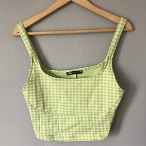 zara rutig topp - en helt ny jättetrendig rutig topp från zara i strl medium 🌙 kan även passa mindre storlek då den är liten i storleken ✨ frakt 22kr