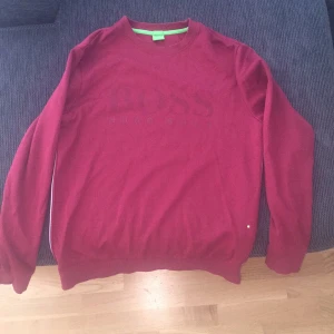 Hugo boss storlek M - Äkta Hugo boss tröja använd tre gånger bara, köpt från jhonells. Köpt för 2400!