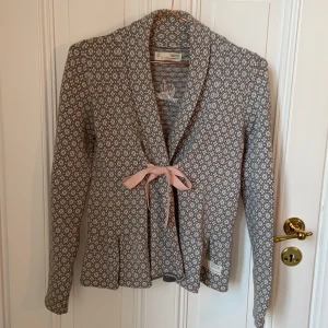 Odd Molly - Säljer en jättefin Odd Mollykofta i gott skick, endast använd några gånger. Storlek 1, passar på mig som vanligtvis är stl 34-36. Frakt tillkommer 🙌🏼