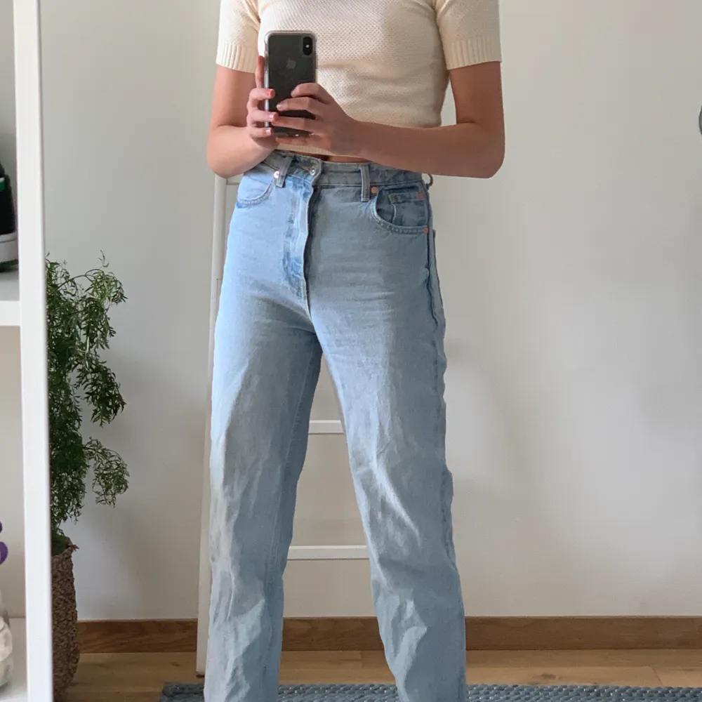 Jättepopulära slutsålda jeans från zara, jag är 174cm och dem är i storlek 34 . Jeans & Byxor.