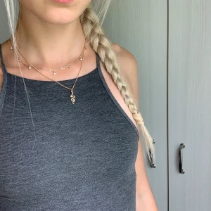 Grå klänning Gina tricot - Grå klänning från Gina tricot.                               Tight upptill.                                                             Fint skick.                                                                           Frakt tillkommer