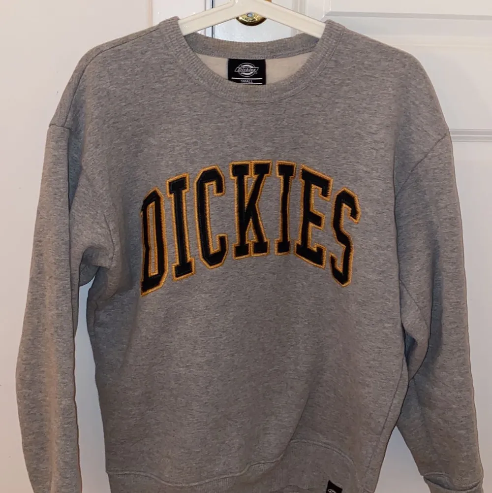 Säljer min sweatshirt från Dickies då den inte kommer till användning. Använd 2 gånger. Nypris 700 kr❤️. Tröjor & Koftor.