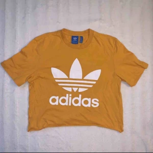 Adidas tröja  - söt croppad adidas t-shirt! använd fåtal gånger, köparen står för frakten💕✨ 3 för 2!