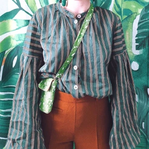 Grön-randig skjorta NOA NOA - Underbar grönrandig skjorta med ballongarmar från NOA NOA i strl S. Använd, men i mycket bra skick. 100 kr + frakt (44kr)