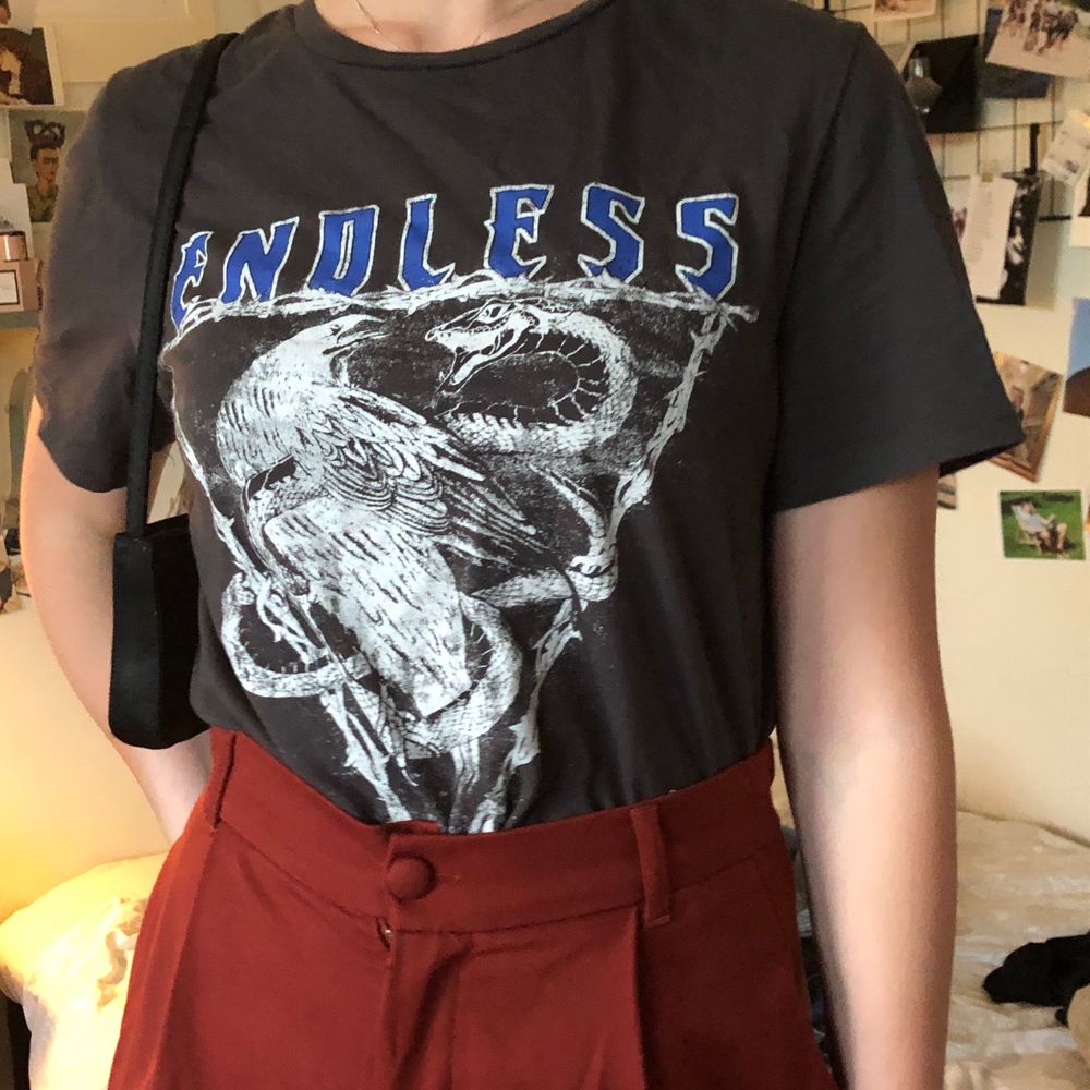Köpt second hand sÄ vet inte mÀrket men vilket fall som Àr det en perfekt t-shirt som inte vanlig och basic och som passar till ALLT . T-shirts.
