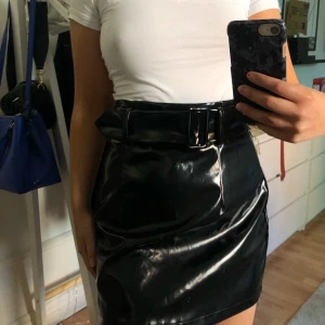 Vinylkjol  - Jääääättesnygg vinylkjol, helt oanvänd! 200:- + frakt. Dm för fler bilder🥰