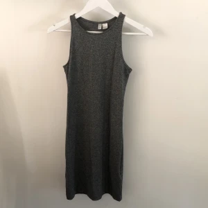 Klänning strl S - Oanvänd klänning från hm i storlek small. 50kr