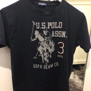 Polo T-shirt - Äkta polo t-shirt med färgen blå. Kanske passar i M. Pris kan diskuteras 