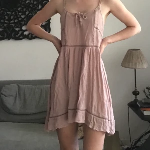 Gammalrosa klänning från H&M  - Gammelrosa sommarklänning från H&M med fina detaljer