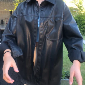 Skinjacka - Populär Skinn/läder jacka från hm som är i bra skick. Säljer pga att jag inte får användning av den.  Frakten är inkluderat i priset.