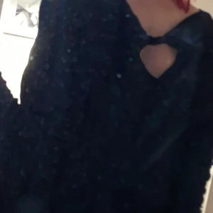 Svart tröja - Svart tröja med detalj bak, ifrån ONLY i stl M