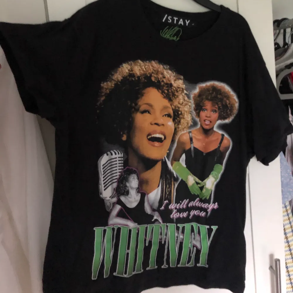 Säljer nu denna snygga Whitney Houston T-shirten, köpt på carlings. Använd ett fåtal gånger och därav mycket bra skick. Den är i storlek L och ganska så oversized. 100kr + frakt. . T-shirts.
