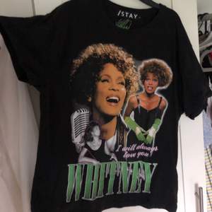 Säljer nu denna snygga Whitney Houston T-shirten, köpt på carlings. Använd ett fåtal gånger och därav mycket bra skick. Den är i storlek L och ganska så oversized. 100kr + frakt. 