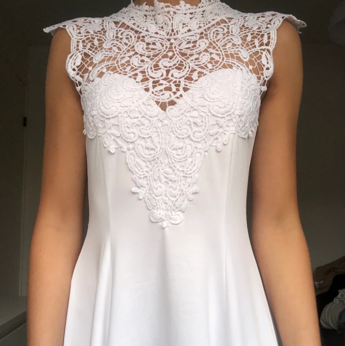 Klänning med spetsdetaljer - 90