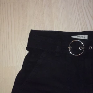 svarta shorts - svarta shorts från bershka i strl 36/S. nästintill oanvända!! fint skärp till :) HÖR AV ER VID FRÅGOR! FÖRST TILL KVARN & OM FLER ÄR INTRESSERADE BLIR DET BUDGIVNING