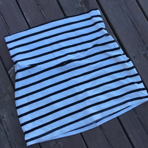 Söt minikjol från gina tricot - Mycket bra skick. Knappt använd.