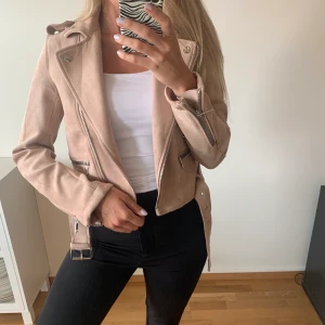 Jacka från Stradivarius - Snygg jacka från Stradivarius! Väldigt gott skick, knappt använd. Köparen står för frakten. 