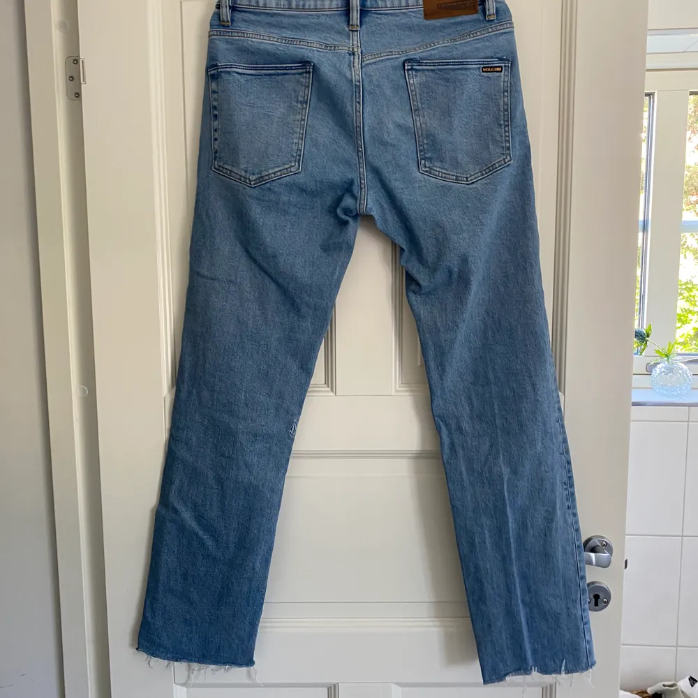Snygg Volcom jeans i bra skick som är klippta nere vid byxorna +kontakta för fler frågor:). Jeans & Byxor.